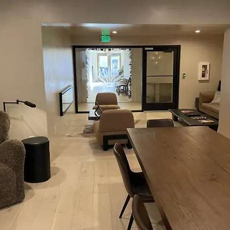 Palace Modern At The Plaza - Premium King 8 Hotel *